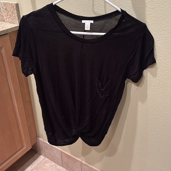 Hinge woman's cute black tee shirt with a knot at the bottom of it - Picture 2 of 11